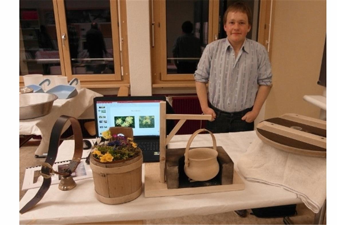 Simon berichtet über die Käseherstellung in der Alpwirtschaft.