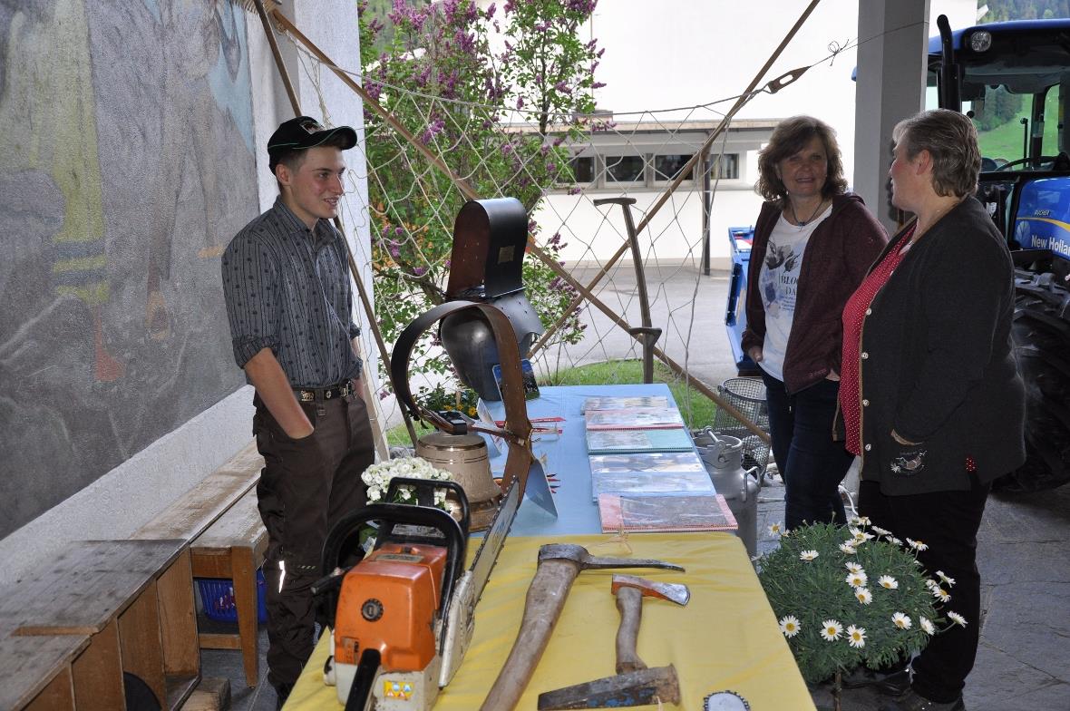 Simon mit heutigen und früheren Werkzeugen.