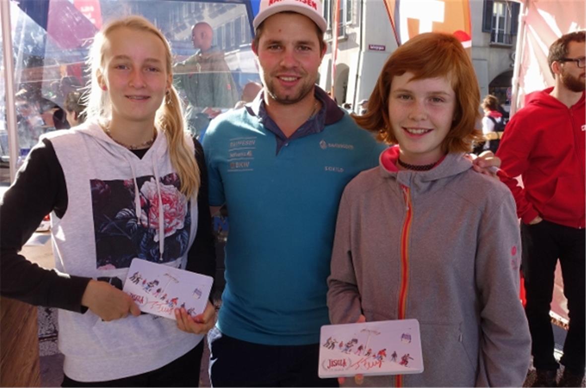 Sina und Anja Rösti aus St. Stephan liessen sich von Beat Feuz ein Autogramm auf...