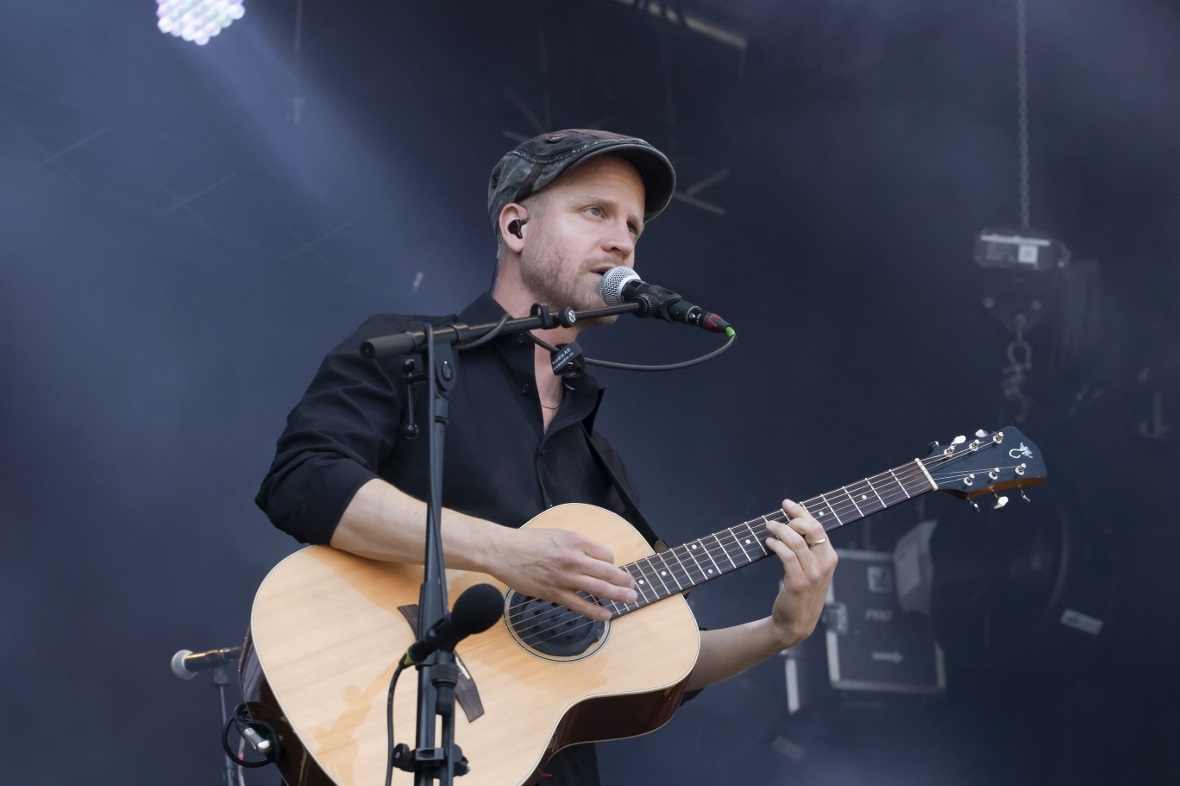 Singt und spielt Gitarre Matthias Urech.