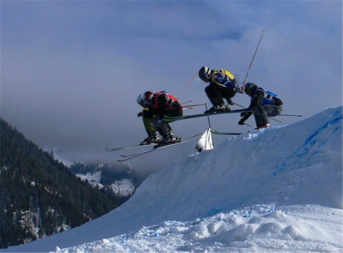 Skicross ein Kampf um jeden Zentimeter. Noch sind die vier Finalisten beisammen, nur zwei kommen weiter.