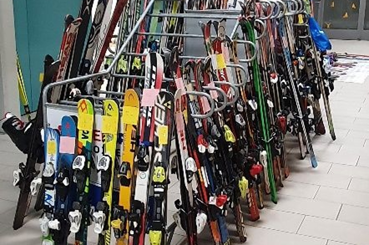 Skikleidung und natürlich Ski in allen Grössen wechselten bei der Winterbörse an der Lenk den Besitzer.