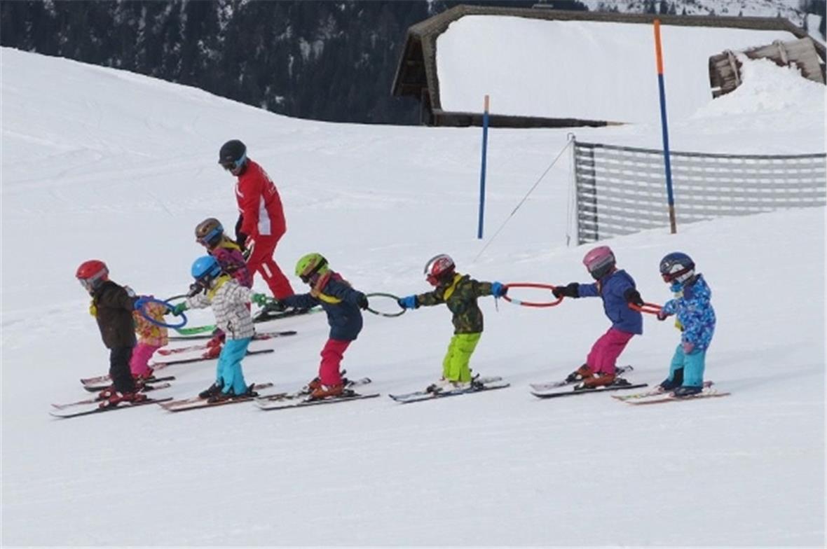 Skischulunterricht für die Kindergartenkinder und 1./2. Klässler/innen.