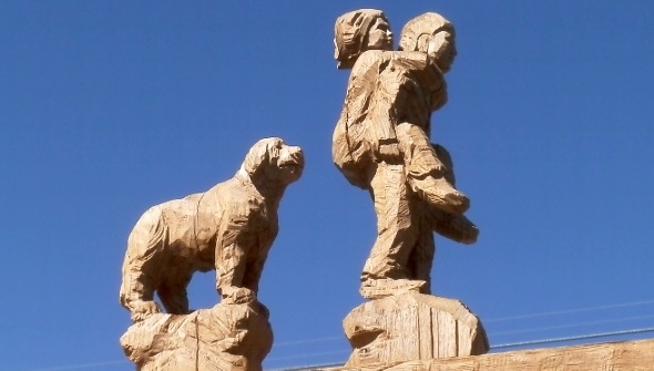 Skulptur Eingangspforte Rundwanderweg.