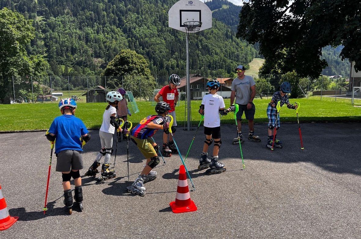 Slalom-Action auf Inlineskates.