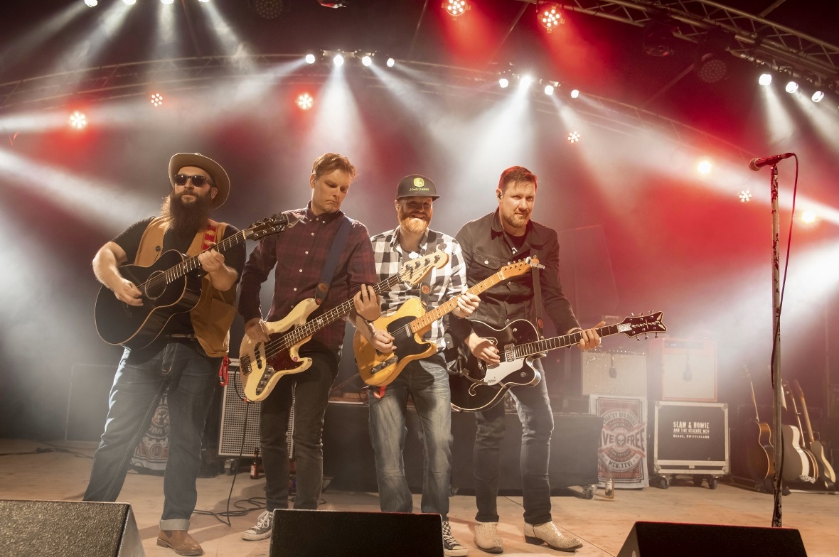 Slam & Howie and the Reserve Men in Action.