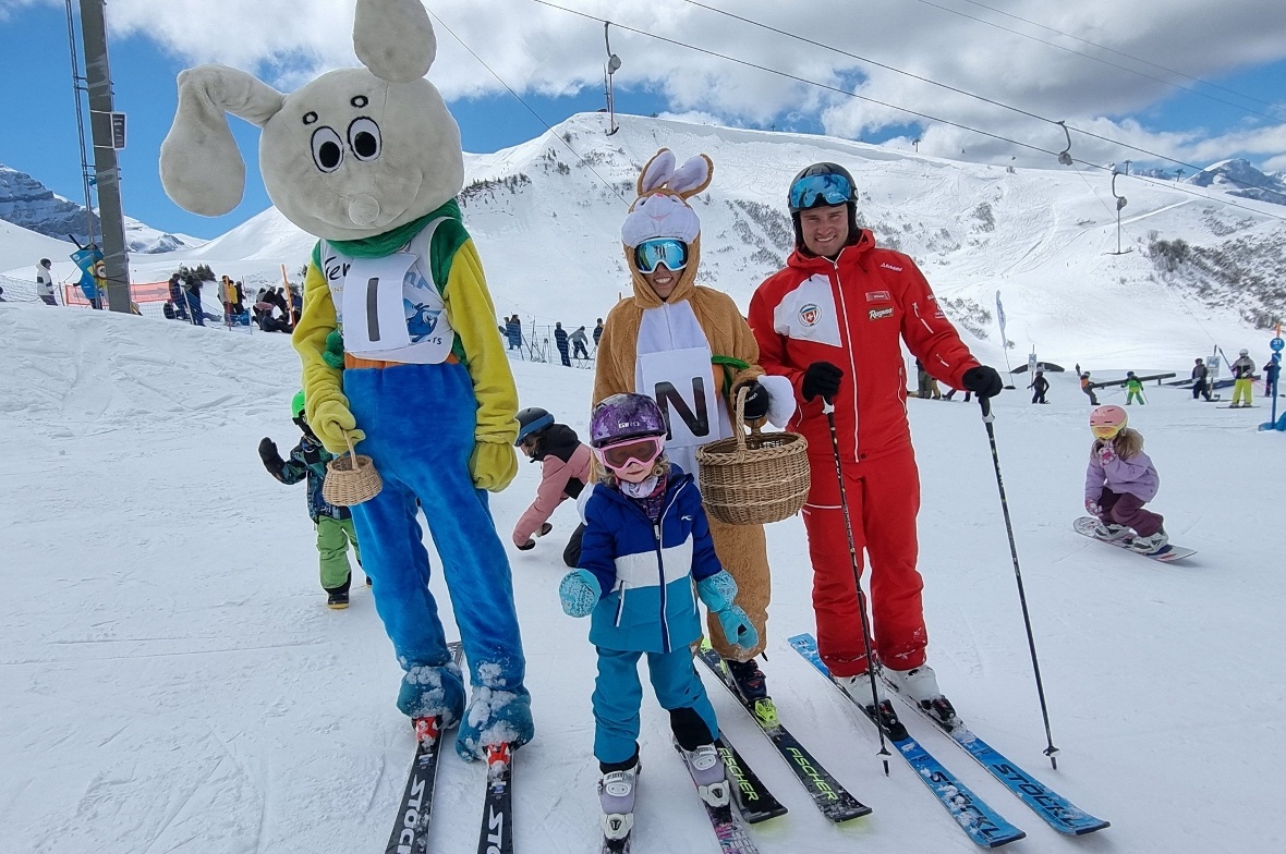 Snowli und die Osterhasen hatten magnetische Anziehungskraft: Snowli, Amelia, ein namenloser Osterhase und Olivier Reinhard von der Skischule Lenk.