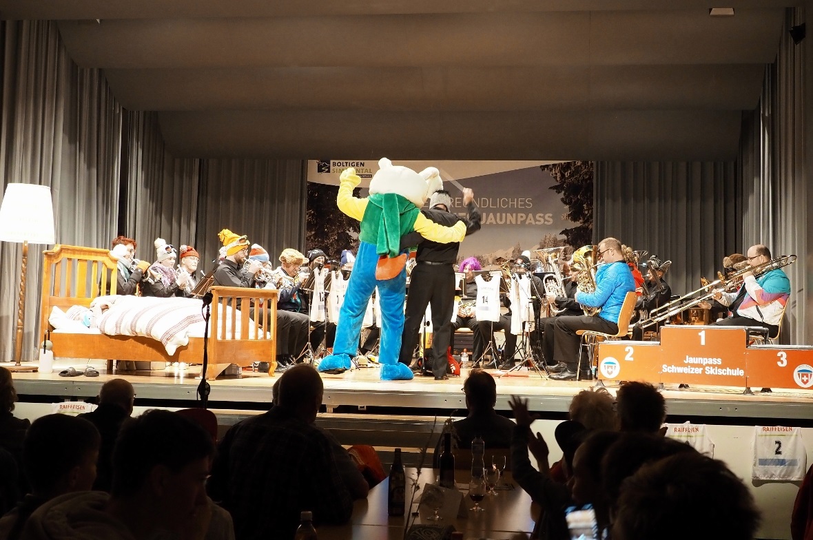 Snowli war Gast beim Konzert und schunkelte zu der Schweizer Winterhymne «Alles ...