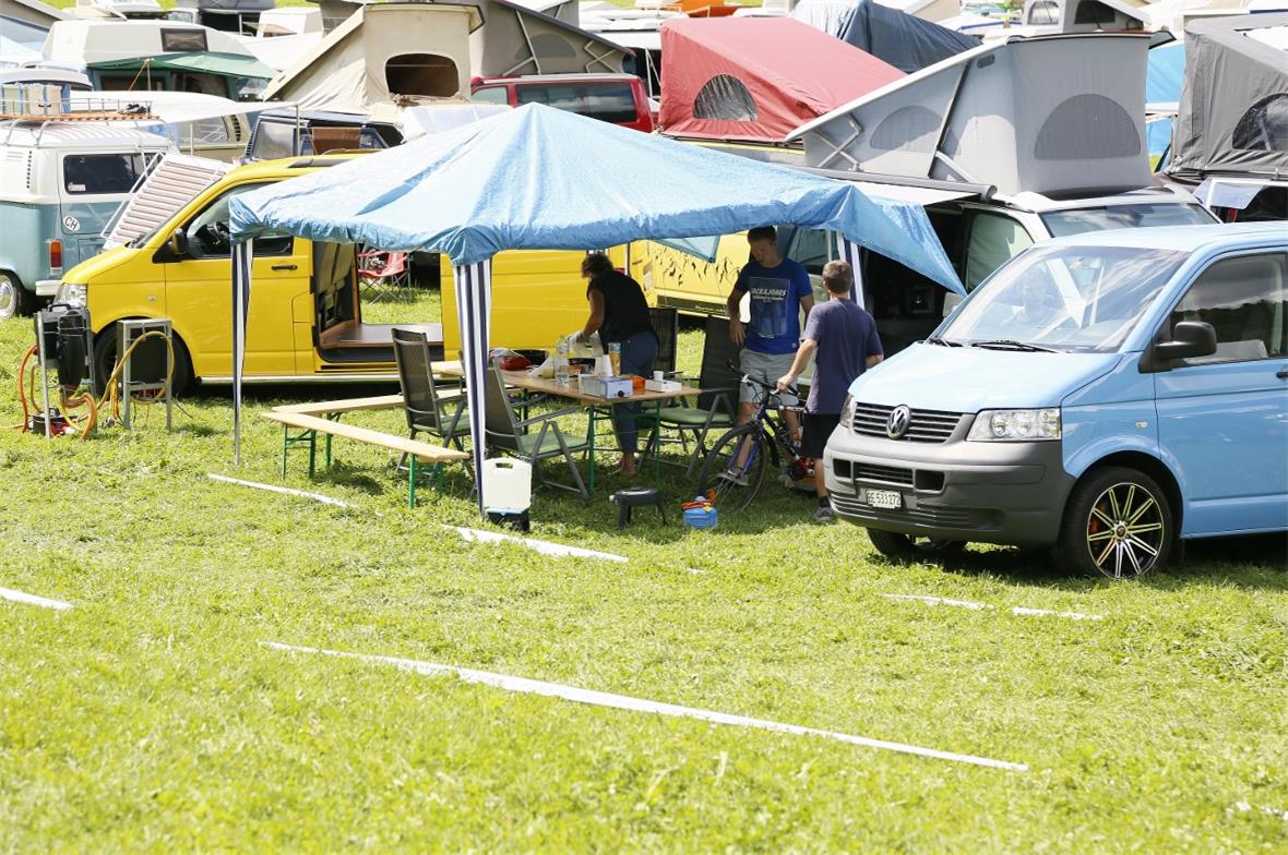 So gemütlich habens die VW Bus Besitzer, wenn sie campieren