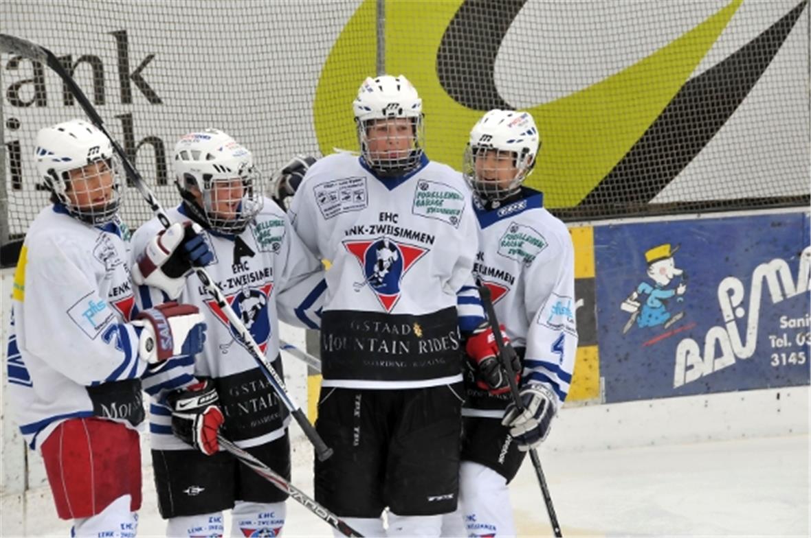 So jubeln erfolgreiche Torschützen; Teamwork bringt Torerfolg.