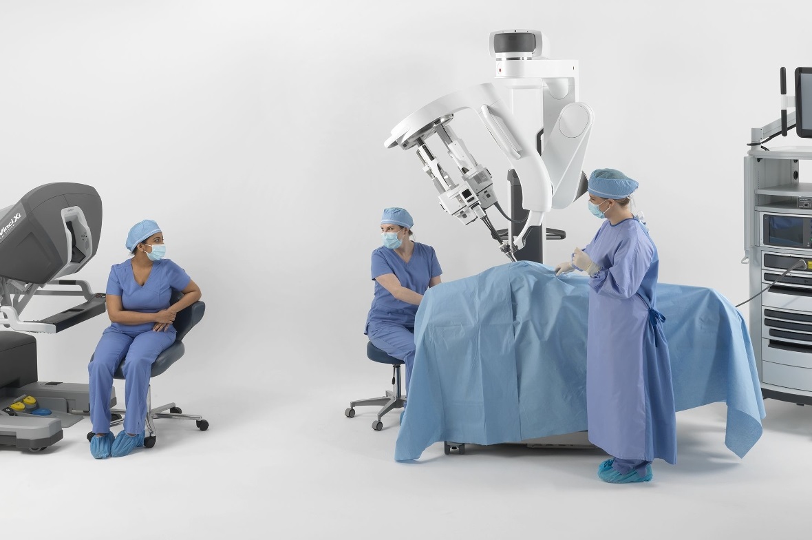 So könnte es zukünftig aussehen: Am Patienten arbeitet nur noch Anästhesie und Pflege – der Chirurg sitzt an der Steuereinheit des OP-Roboters.