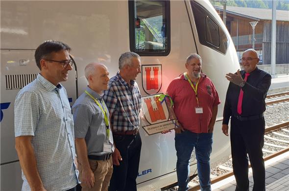 So präsentiert sich der neu sanierte Bahnhof Erlenbach. Das ganze Team von BLS und Gemeinde freute sich anlässlich der Bahnhofeinweihung über den «neuen» Zug: Lokführer Fritz Ueltschi, stellvertretender Leiter Infrastruktur, Severin Gutzwiller, Alex Pritz, Gesamtprojektleiter des Umbaus und der ehemalige Erlenbacher Bahnhofvorstand Beat Brand bei der Zugtaufe.
