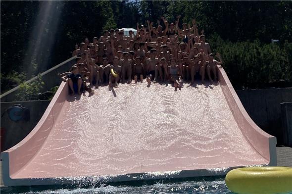 So schön kann Schule sein: 80 Boltiger Schülerinnen und Schüler und die Lehrkräfte bringen echte Freude in die Badi Zweisimmen.