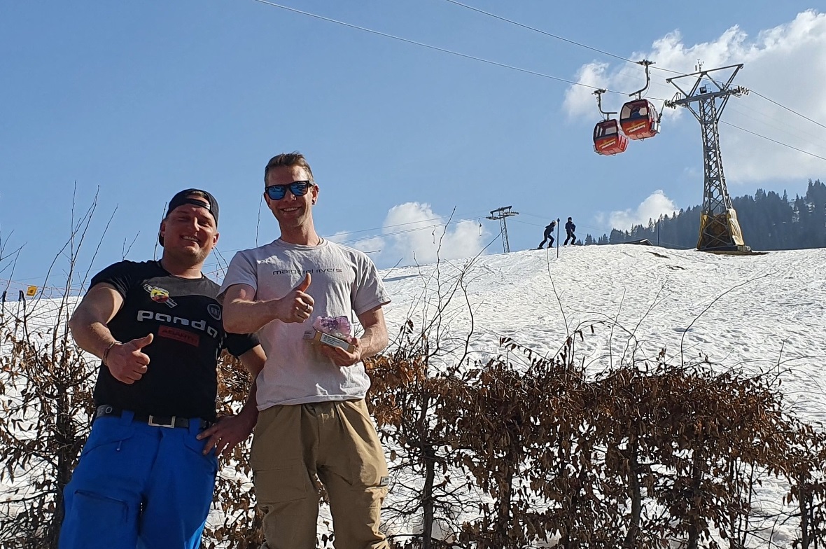 So sehen Sieger aus: Auf dem Snowboard machten 1. Nils Bergmann und 2. Werner Im...