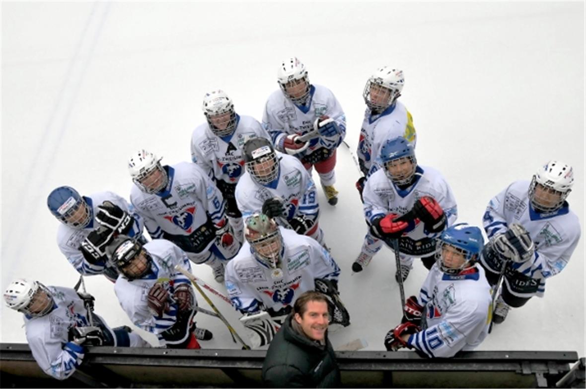 So sehen Sieger aus. Das Novizen-Team mit Trainer Patric Salzmann.