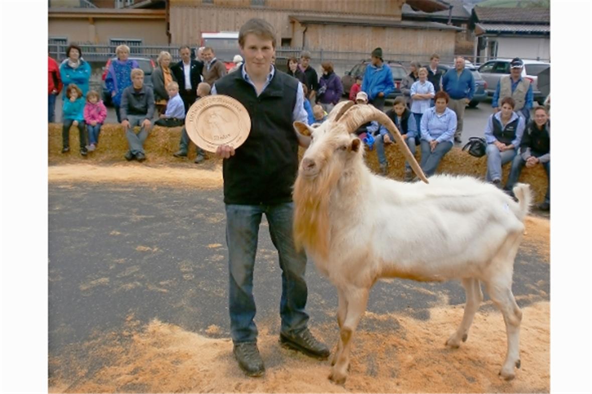 So sehen stolze Männer aus: Kilian Eschler mit seinem «Mister Mannried».
