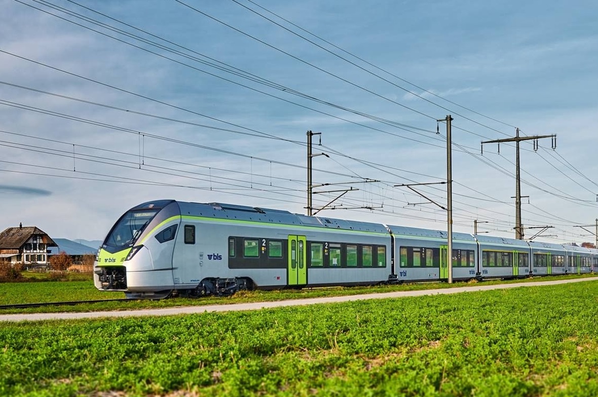 So sieht der neue MIKA-Zug der BLS aus, der ab Ende 2022 auch zwischen Zweisimmen und Bern verkehrt.