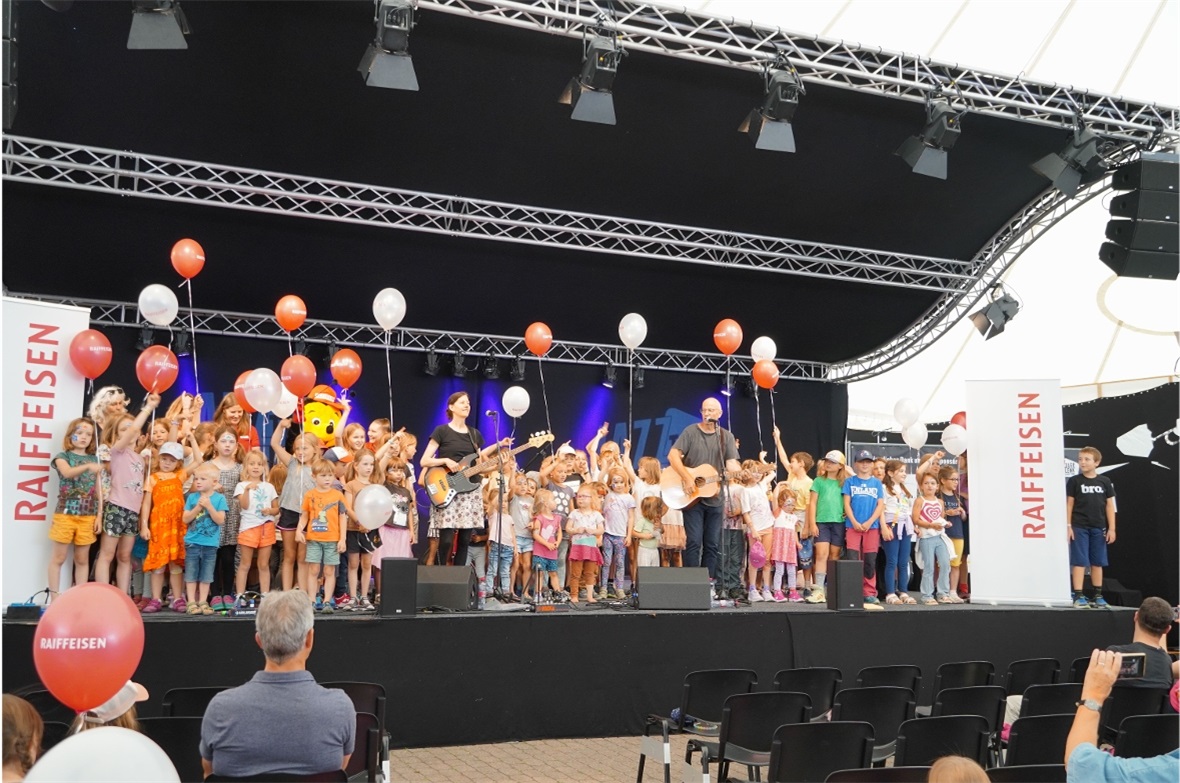 So viele strahlende Gesichter – Bruno Hächler und seine Lieduniversum begeistert...