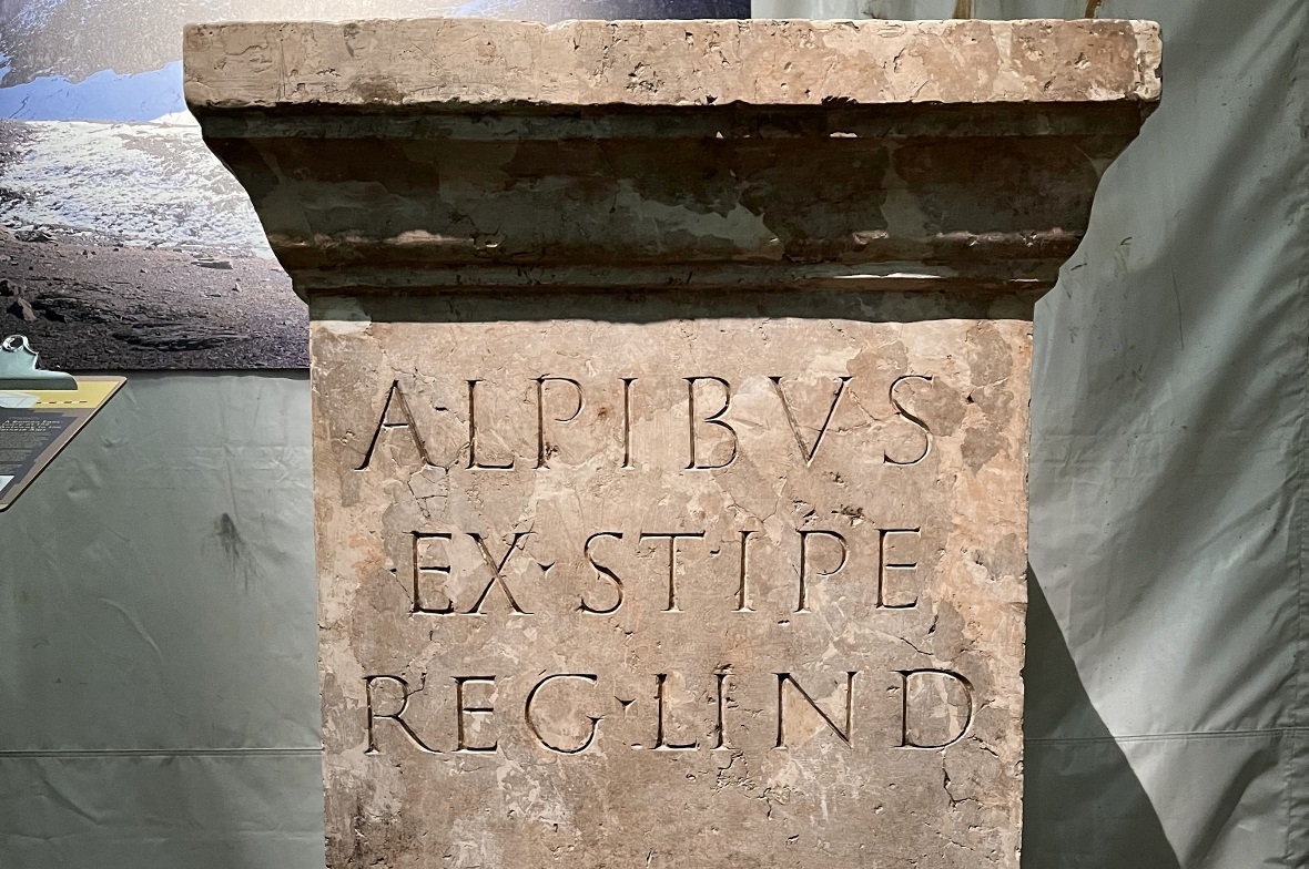 Sockel für ein Kultbild aus einem heiligen römischen Bezirk nahe Thun mit latein...