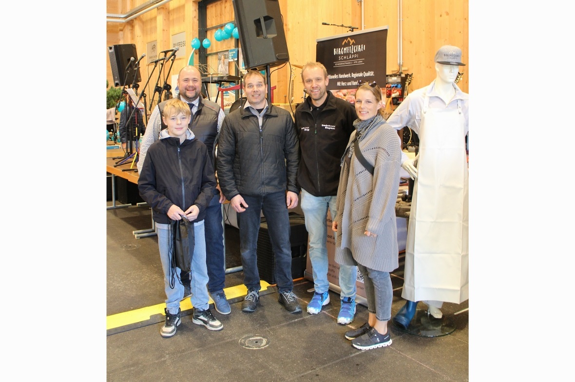 Sogar Jauner Gäste in der Simme Arena. Der Freiburger Neo Imobersteg prüft die M...