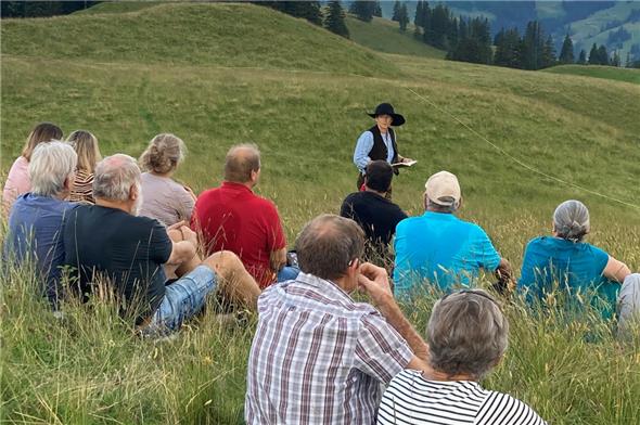 Sogar Strubel und Plaine Morte lauschen gespannt der packenden Sagenerzählung von Regula Dänzer.