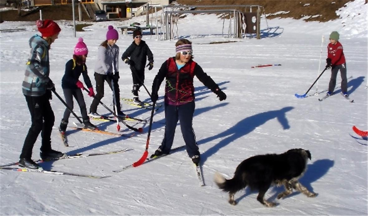 Sogar der Hund hat Spass am Langlaufhockey.