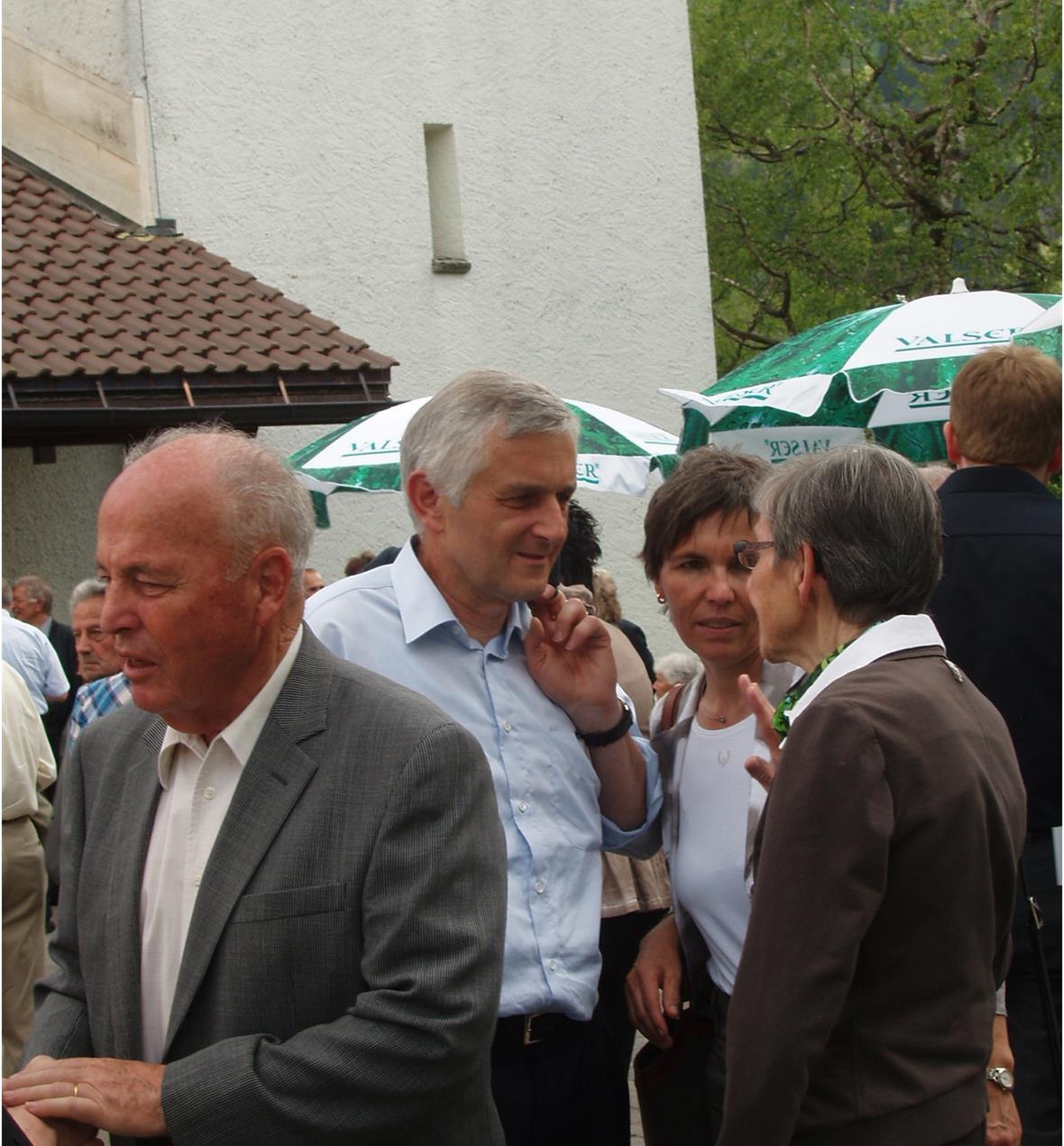 Sogar der gestandene Politiker (Bader) fand Interesse an der künstlerischen Gestaltung.