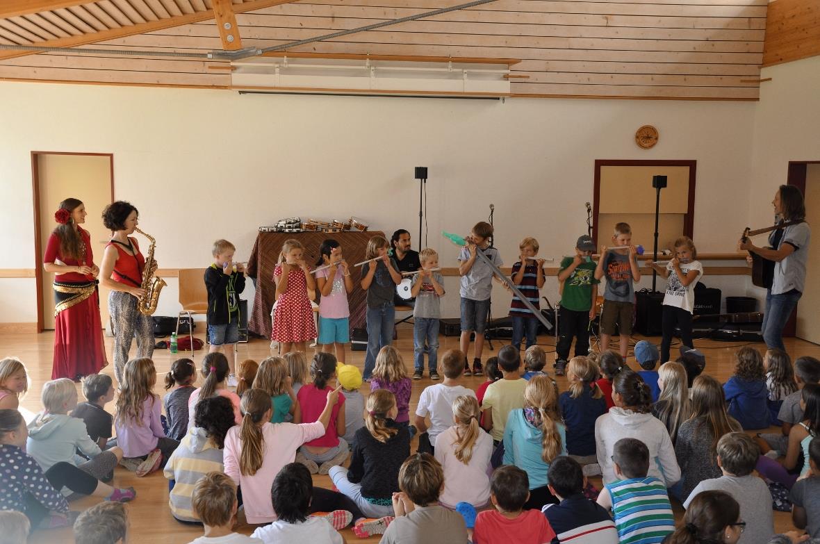 Sogleich werden die Kinder eingeladen, mit selbst hergestellten Musikinstrumente...