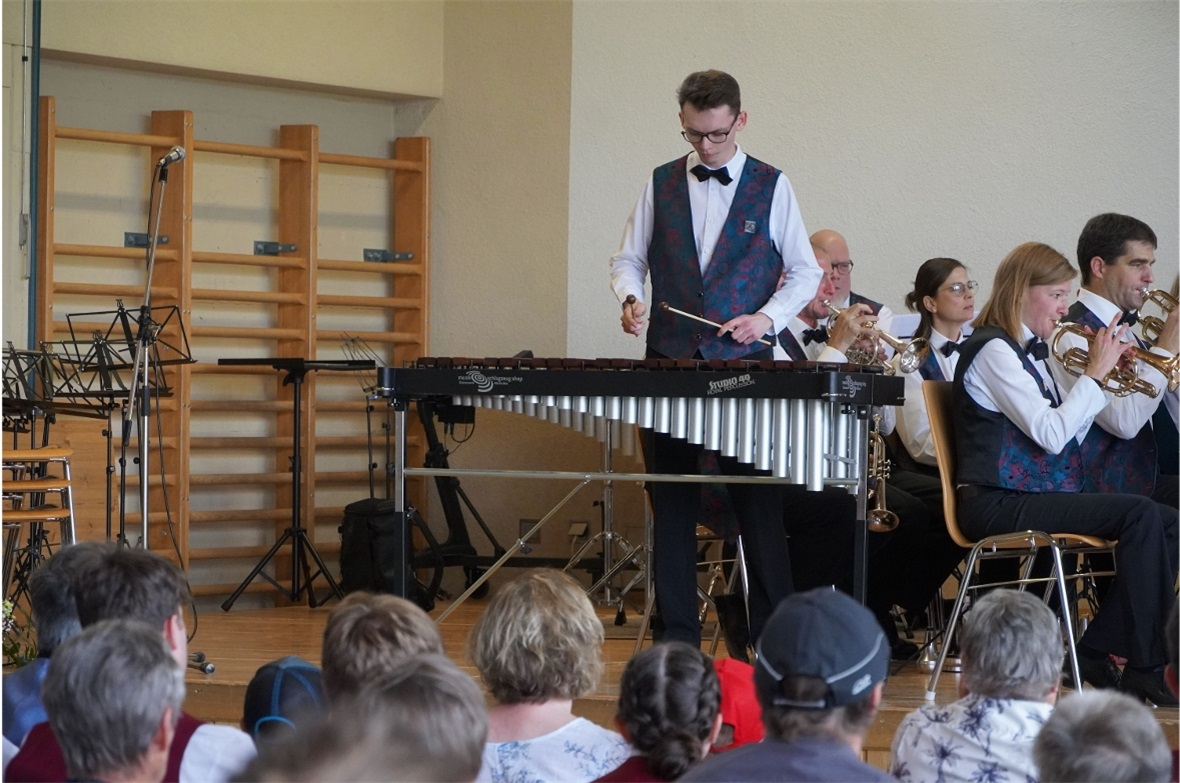 Solist Tim Klossner und die MG Därstetten in «Highland Fling».