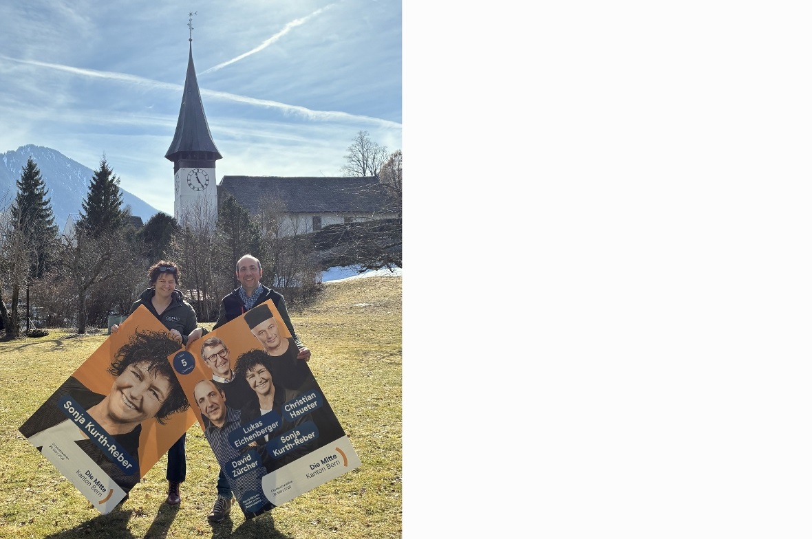 Sonja Kurth und David Zürcher kandidieren für die Grossratswahl Ende März. Sie sind überzeugt, dass ihre wenigen Plakate schön in der Landschaft Simmental sind.
