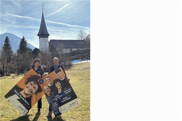 Sonja Kurth und David Zürcher kandidieren für die Grossratswahl Ende März. Sie sind überzeugt, dass ihre wenigen Plakate schön in der Landschaft Simmental sind.