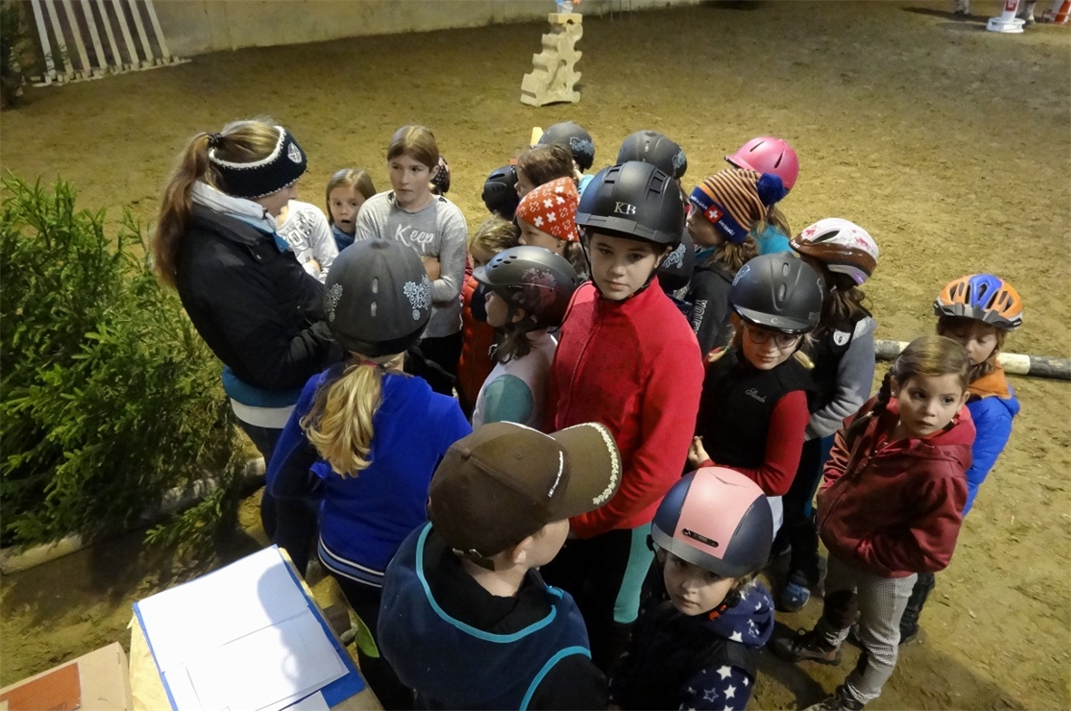 Sonja Schwarz erklärt ihren jüngsten Reitschülern die verschiedenen Posten.