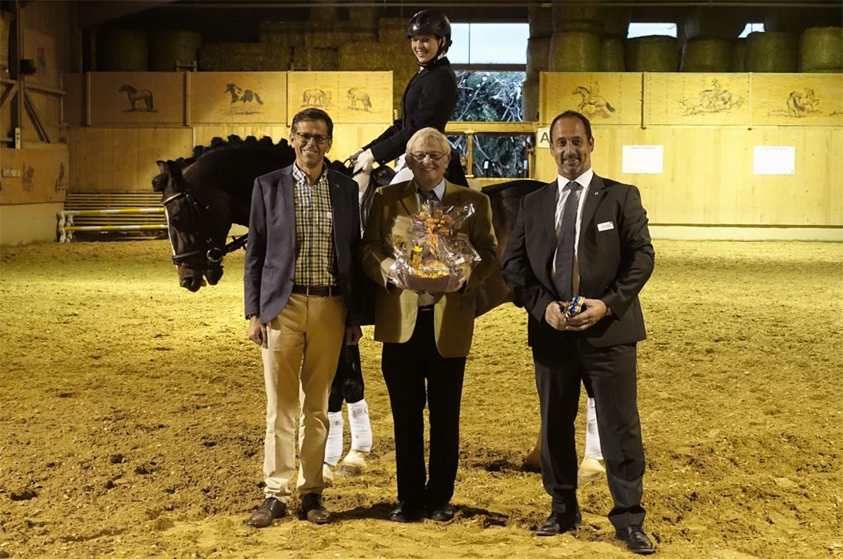 Sonja Schwarz überbrachte auf dem Zuchthengst «Valenzio» die Kiwanis-Abzeichen f...
