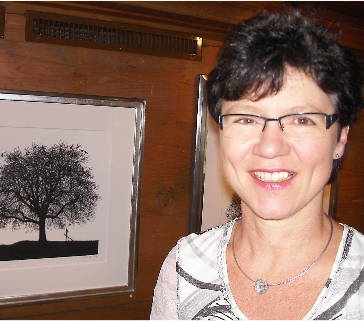 Sonja Züblin mit einem ihrer Bäume.