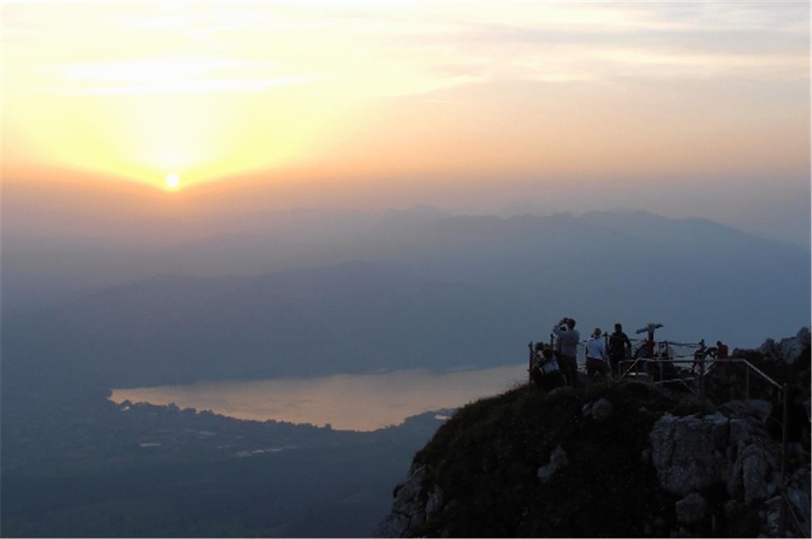 Sonnenaufgange auf dem Stockhorngipfel.
