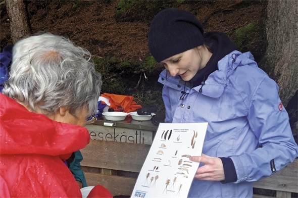 Sonntagsexkursion zum Blauseeli: Die Partnerorganisation Aqua Viva erforschte mit Interessierten das belebte Quellwasser des Blauseelis..