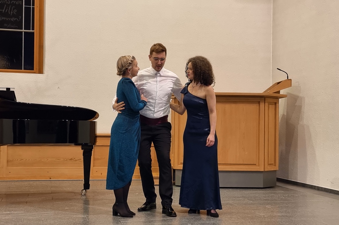 Sopranistin Valentina Lisa Bättig, Bassbariton Simon Burkhalter und Mezzosopranistin Lara Morger in «Die Glocke schlug schon Mitternacht» von Otto Nicolai.
