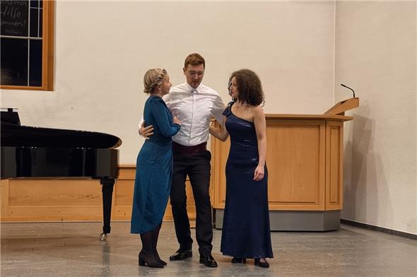 Sopranistin Valentina Lisa Bättig, Bassbariton Simon Burkhalter und Mezzosopranistin Lara Morger in «Die Glocke schlug schon Mitternacht» von Otto Nicolai.