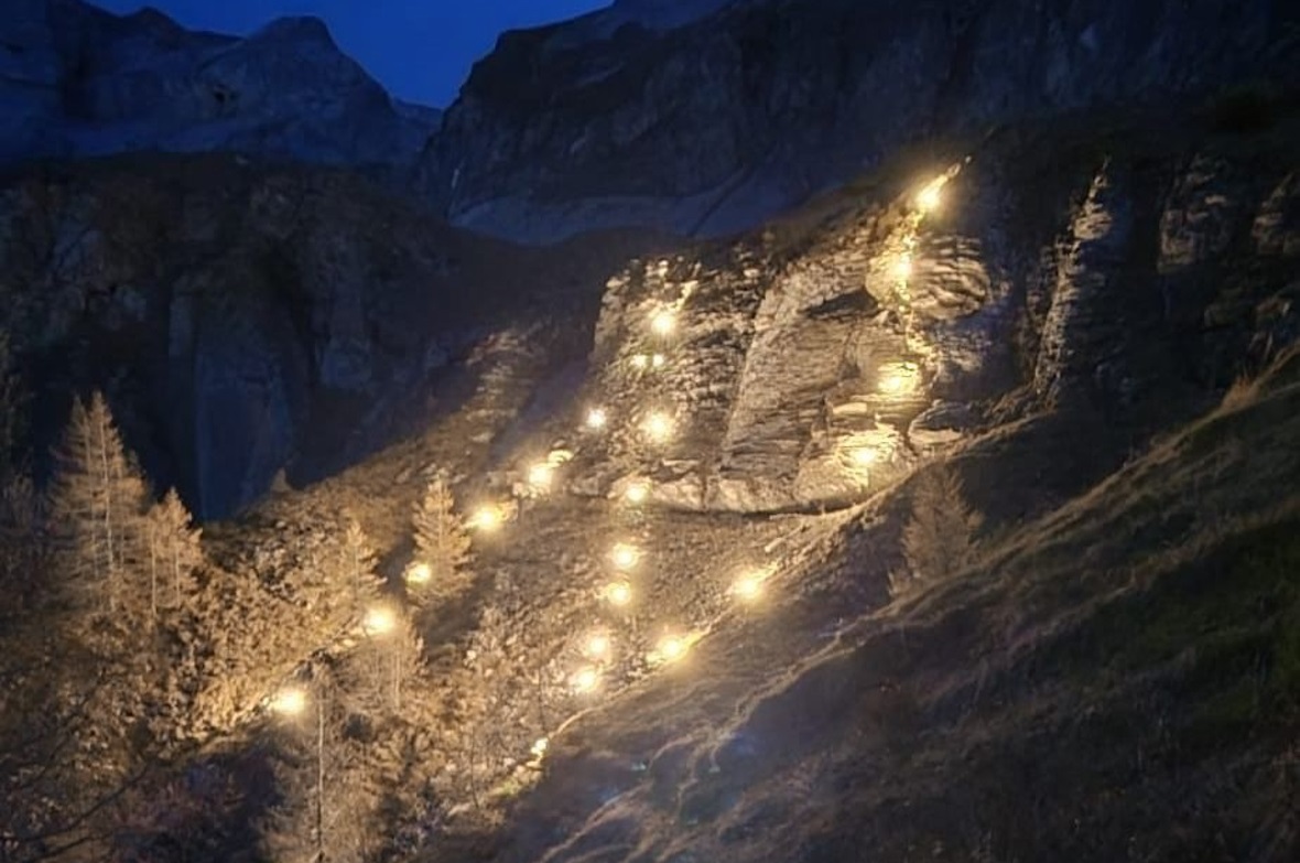 Sorgfältig platziert leuchten die Buchstaben des Schriftzugs aus dem Berg.