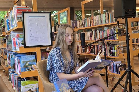 Souverän las Luanne Amstutz drei Abschnitte aus ihrem Buch vor und fesselte jung und alt mit ihrem Fantasy-Roman.