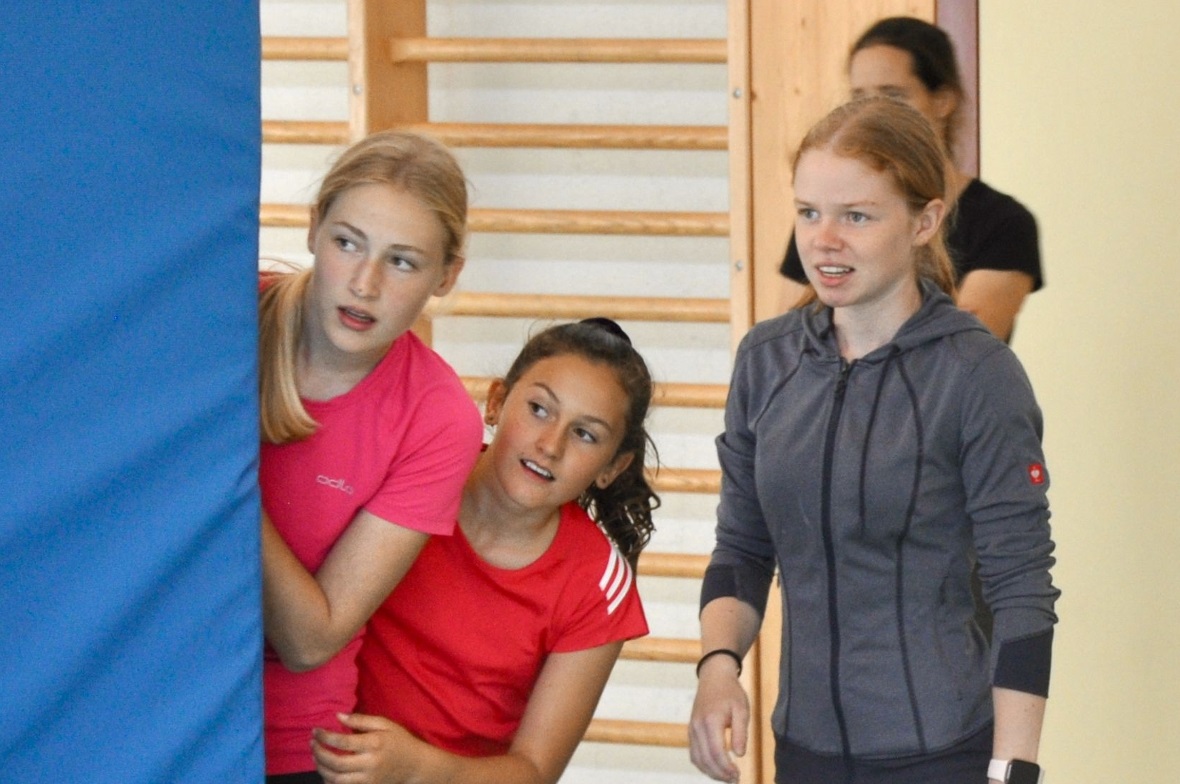 Spannung beim Matten-Völkerball.