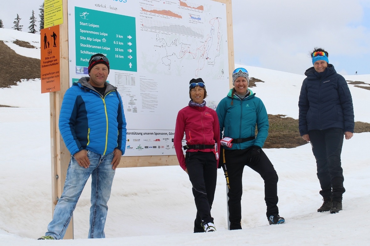 Sparenmoos Loipenchef Marcel Dänzer freut sich zum Saisonschluss über das Lob von Loipen Schweiz-Präsidentin Mariette Brunner, Finanzchefin Carmen Hausammann und Sparenmoos-Aktivlerin Sonja Kurth (von links).