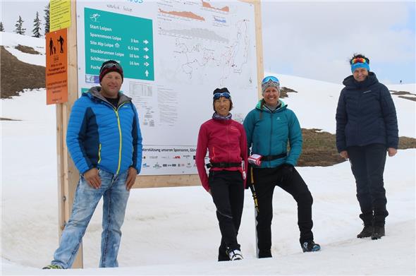 Sparenmoos Loipenchef Marcel Dänzer freut sich zum Saisonschluss über das Lob von Loipen Schweiz-Präsidentin Mariette Brunner, Finanzchefin Carmen Hausammann und Sparenmoos-Aktivlerin Sonja Kurth (von links).