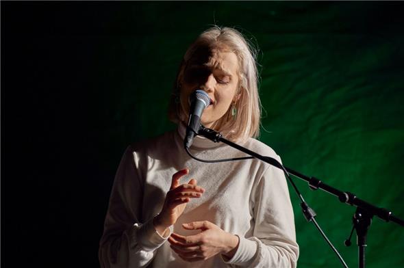 Sparsame Beleuchtung, passend zur Musik: To Athena bei ihrem Konzert im Zweisimmer Ferienlager Musikhaus.