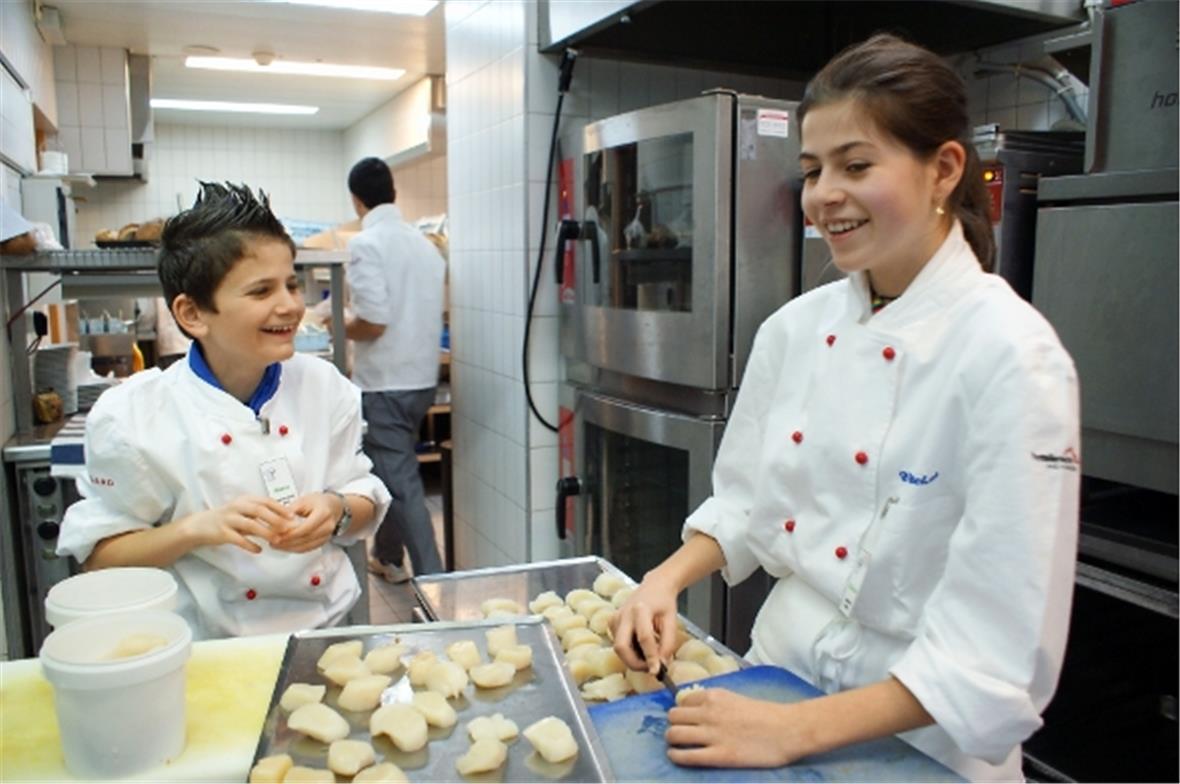 Spass an der Küchenarbeit:Marco Mühlethaler und Fabienne Rindlisbacher
