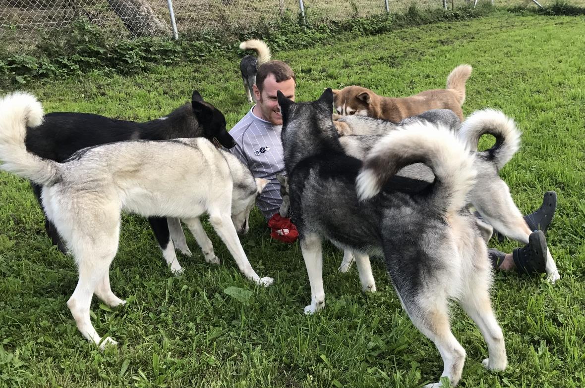 Spass mit den Schlittenhunden, Viviennes Freund Alain Hauert Präsident Schweizer...