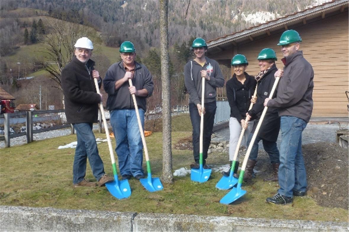 Spatenstich beim Schulhaus Oey mit Vertretern der Behörden und Projektleitung: Architekt Peter Olf, Gemeinderatspräsident Martin Wiedmer, Gemeinderat und Präsident der Schulkommission Rudolf Wyss, Vertreterin der Schule Oey Monika Teuscher, Schulleiterin Simone Wampfler und Präsident der Baukommission Andreas Gerber.
