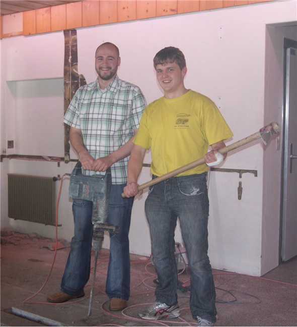 Spatenstich für die Renovation der Dorfmetzgerei in Zweisimmen: Metzgerei-Geschäftsführer Stephan Metz (links) und der Betriebsleiter der Molkereien Schönried und Zweisimmen legen Hand an.