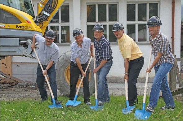 Spatenstich mit René Müller, Lehrer und Gemeinderat; Christian von Känel, Grossrat und Gemeindepräsident; Beat Kuhnen, zuständiger Architekt; Michael Teuscher, Regierungsstatthalter sowie Jakob Trachsel, Bauinspektor.