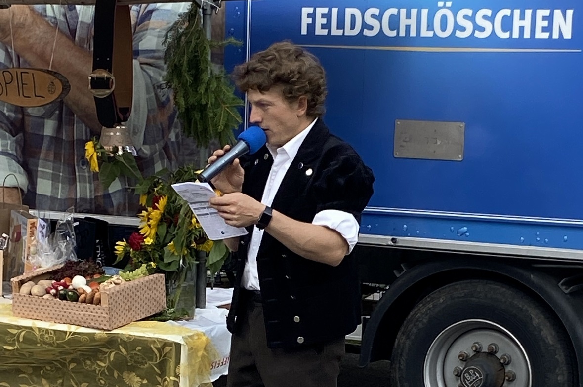 Speaker Joram Pollak führte mit seiner charmanten Art durch den Tag und gab auch...